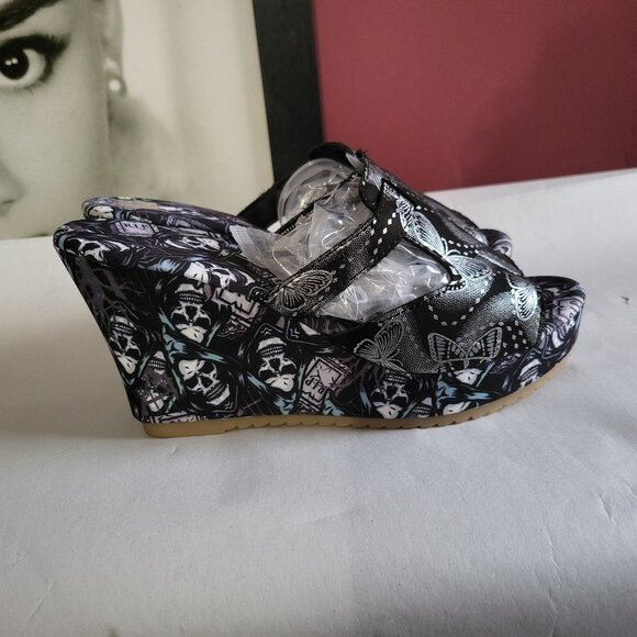 NWT PRINTED SKULL AND BUTTERFLY WEDGES SIZE 9 - Picture 3 of 10